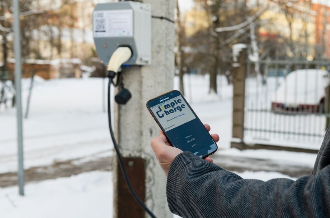 “SimpleCharge” – elektroautomašīnu uzlādes risinājums no ielu apgaismojuma stabiem Ķīpsalā