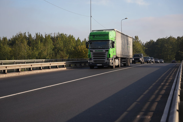 Kravas transporta riepu pārslodzes un pārkaršanas detekcija, izmantojot videoanalītiku tiešsaistē