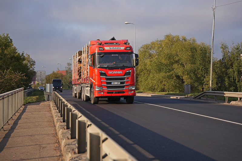 Kravas transporta riepu pārslodzes un pārkaršanas noteikšana, izmantojot videoanalītiku