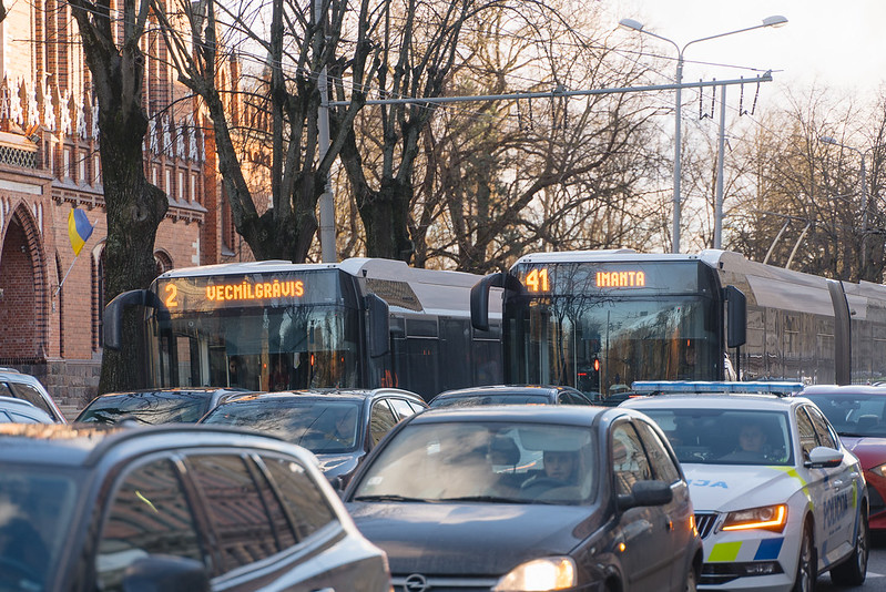 Sabiedriskā transporta prioritātes nodrošināšana regulējamos krustojumos ar valsts reģistrācijas numurzīmju atpazīšanu un transportlīdzekļa tipa klasifikāciju